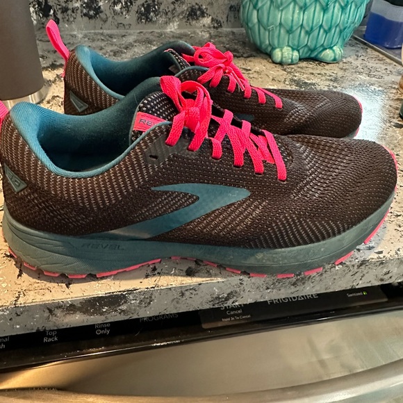 Brooks women size 12 athletic shoes - Picture 2 of 2